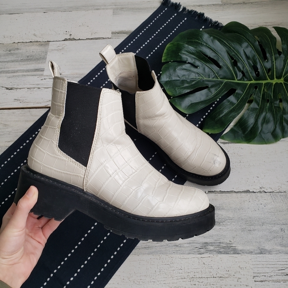 Steve Madden| Tyclone White Croc Bootie Size 7
